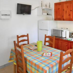 Kuchyň nebo kuchyňský kout v ubytování Charme au cœur de Deshaies avec vue jardin et montagne
