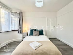 Ένα ή περισσότερα κρεβάτια σε δωμάτιο στο Wembley Large 4-Bedroom House, Driveway and Garden