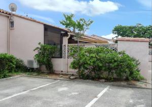un parcheggio vuoto di fronte a un edificio di Maison charmante à Saint-Cyprien avec jardin et terrasse a Saint-Cyprien