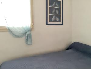 una camera da letto con un letto e un quadro sul muro di Maison charmante à Saint-Cyprien avec jardin et terrasse a Saint-Cyprien