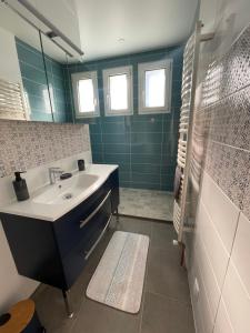 Kúpeľňa v ubytovaní La Maison Portaise + 13 fotografií