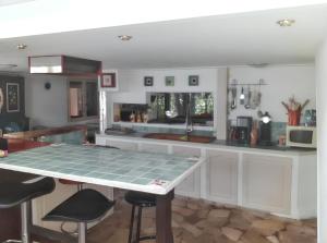 kuchnia ze stołem i krzesłami w obiekcie Villa charmante avec piscine privée à Montferrat - 125 m² w mieście Montferrat