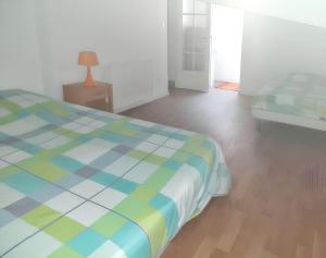 Łóżko lub łóżka w pokoju w obiekcie Villa charmante avec piscine privée à Montferrat - 125 m²