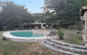 basen w ogrodzie obok domu w obiekcie Villa charmante avec piscine privée à Montferrat - 125 m² w mieście Montferrat