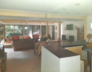 kuchnia i salon z kanapą i stołem w obiekcie Villa charmante avec piscine privée à Montferrat - 125 m² w mieście Montferrat