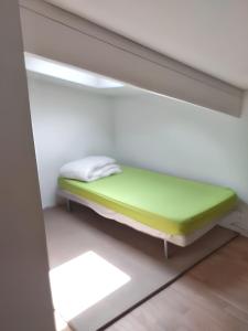 małe łóżko w pokoju z oknem w obiekcie Villa charmante avec piscine privée à Montferrat - 125 m² w mieście Montferrat +3 zdjęcia