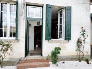Exteriér alebo vchod do ubytovania Maison chaleureuse à Saint-Juéry avec jardin