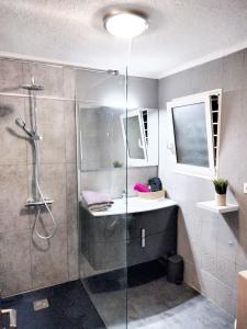 Kúpeľňa v ubytovaní Maison chaleureuse à Saint-Juéry avec jardin + 10 fotografií