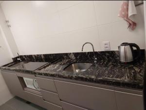 Η κουζίνα ή μικρή κουζίνα στο Belo apartamento quarto e sala bem localizado +2 φωτογραφίες