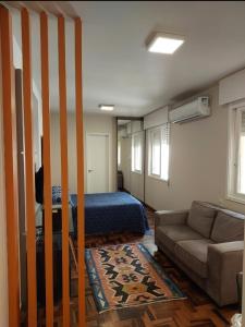 Ένα ή περισσότερα κρεβάτια σε δωμάτιο στο Belo apartamento quarto e sala bem localizado