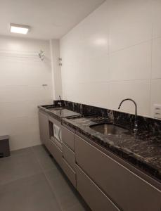 Η κουζίνα ή μικρή κουζίνα στο Belo apartamento quarto e sala bem localizado