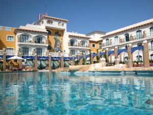 Bazén v ubytování Hotel La Laguna Spa & Golf nebo v jeho okolí