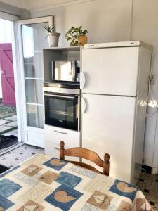 una cucina con frigorifero e forno a microonde di Charmante maison à Arcangues avec vue sur les montagnesEL ad Arcangues