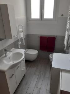 热那亚Casa Lelia, 86 m2, beach, Gaslini的一间带水槽和卫生间的浴室以及窗户。