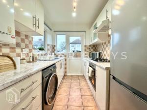 Η κουζίνα ή μικρή κουζίνα στο Wembley Large 4-Bedroom House, Driveway and Garden