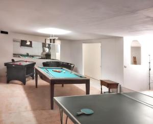 Biliardový stôl v ubytovaní Villa spacieuse à Briare avec piscine privée et activités