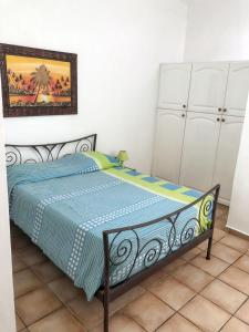 a bedroom with a bed with a blue comforter at Appartement charmeur à Sainte-Anne, 40 m², jardin in Sainte-Anne