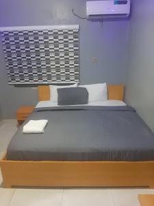 una camera da letto con un letto con un computer portatile sopra di VW Hotel a Oko Abe