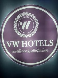 Certificato, attestato, insegna o altro documento esposto da VW Hotel