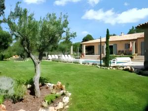 Zahrada ubytování Villa élégante à Régusse avec piscine privée