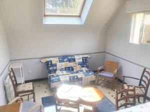 una habitación con una cama, una mesa y sillas en Maison moderne à Saint-Pol-de-Léon avec jardin privé, en Saint-Pol-de-Léon