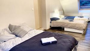 Un dormitorio con dos camas con toallas encima. en Maison moderne à Saint-Pol-de-Léon avec jardin privé, en Saint-Pol-de-Léon