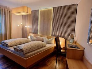 Ένα ή περισσότερα κρεβάτια σε δωμάτιο στο Hotel Garni und Apartments Zur Krone