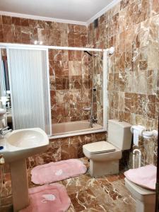 Ένα μπάνιο στο Comfortable apartment in Vivero with balcony