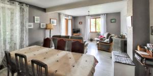 salon ze stołem i krzesłami w obiekcie Maison de charme à Wuenheim avec jardin et terrasse w mieście Wuenheim +9 zdjęć