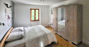 sypialnia z dużą drewnianą szafą i łóżkiem w obiekcie Maison de charme à Wuenheim avec jardin et terrasse w mieście Wuenheim