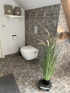 Bilik mandi di Large 1st floor apartment +10 gambar