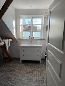 Gambar di galeri bagi Large 1st floor apartment di Kongerslev