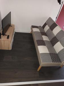 Televízia a/alebo spoločenská miestnosť v ubytovaní Petite maison cocooning