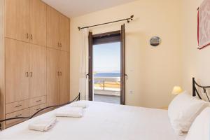 Giường trong phòng chung tại Villa Platanaki