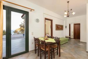 a kitchen and dining room with a table and chairs at Villa Platanaki in Kerveli