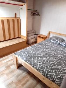 a bedroom with a bed and a small closet at Maison accueillante avec jardin proche d'Échenans. in Échenans