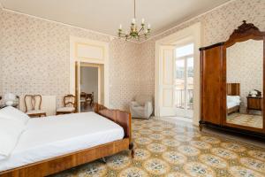 Un pat sau paturi într-o cameră la Sorrento Central Flats