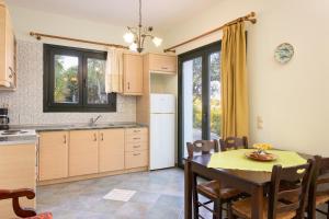 a kitchen and dining room with a table and chairs at Villa Platanaki in Kerveli