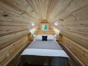 Ένα ή περισσότερα κρεβάτια σε δωμάτιο στο New! Pine Ridge Tiny Cabin with Hot Tub!