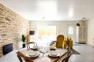 Μια τηλεόραση ή/και κέντρο ψυχαγωγίας στο Maison chaleureuse à Fossemagne avec jardin et terrasse