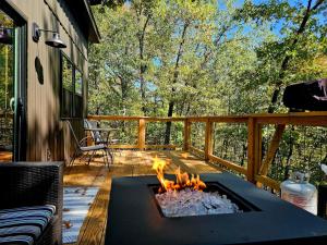 Μπαλκόνι ή βεράντα στο New! Pine Ridge Tiny Cabin with Hot Tub!