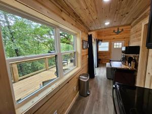 Η κουζίνα ή μικρή κουζίνα στο New! Pine Ridge Tiny Cabin with Hot Tub!