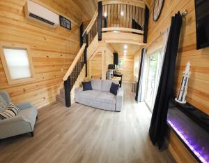 Χώρος καθιστικού στο New! Pine Ridge Tiny Cabin with Hot Tub!