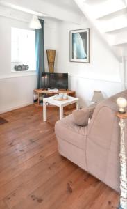 a living room with a couch and a table at Maison accueillante à Camaret-sur-Mer - Jardin spacieux 38 m² in Camaret-sur-Mer
