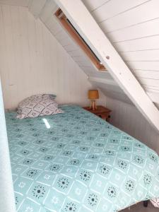 a bedroom with a bed in a attic at Maison accueillante à Camaret-sur-Mer - Jardin spacieux 38 m² in Camaret-sur-Mer