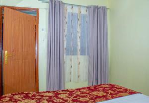 Postel nebo postele na pokoji v ubytování Lyntex guest house