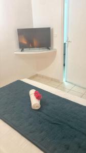 eine Vase mit Blumen auf einem Teppich in der Unterkunft Charmant appartement à La Trinité avec piscine partagée - 40 m² in La Trinité + 7 Fotos