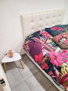 Ένα ή περισσότερα κρεβάτια σε δωμάτιο στο Appartement cosy La Seyne-sur-Mer 55m² avec jardin