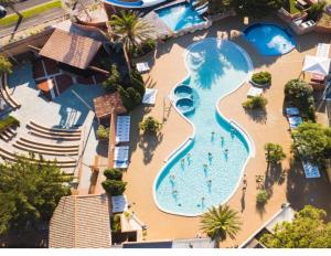 una vista dall'alto di una piscina in un resort di Dreamy Lodge - Plaisir & Plage à 100m a Canet-en-Roussillon