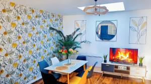 TV a/nebo společenská místnost v ubytování Appartement confortable à Raismes - 60 m², parking privé